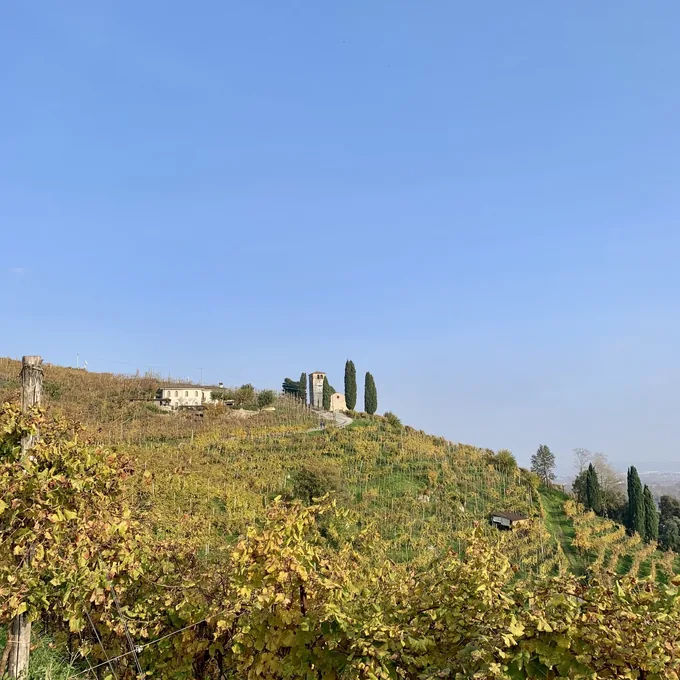La chiesetta di San Vigilio tra i vigneti delle colline del Prosecco