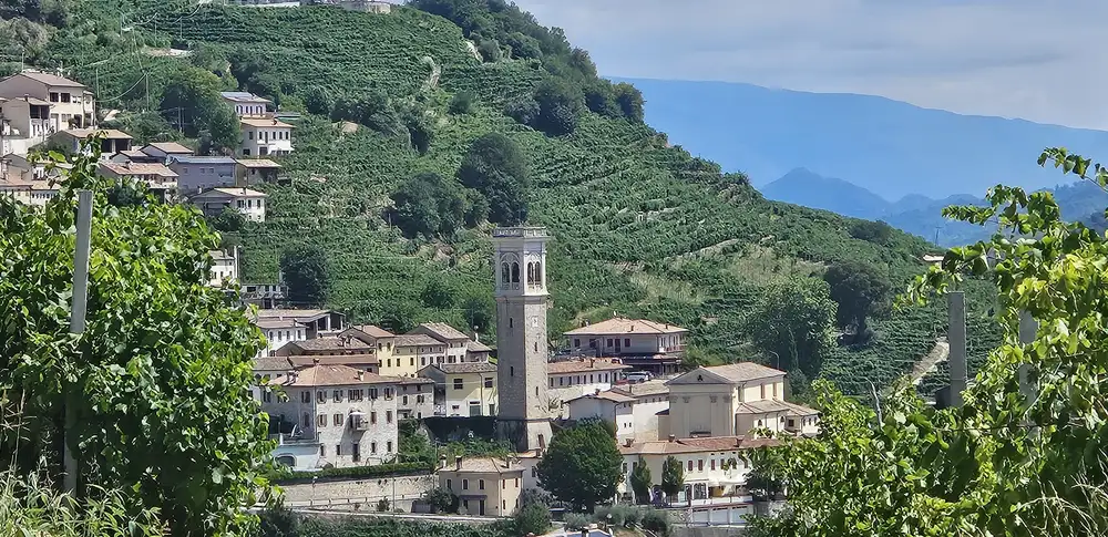 Le case di Santo Stefano di Valdobbiadene aggrappate al pendio, tra i vigneti terrazzati e il campanile in pietra