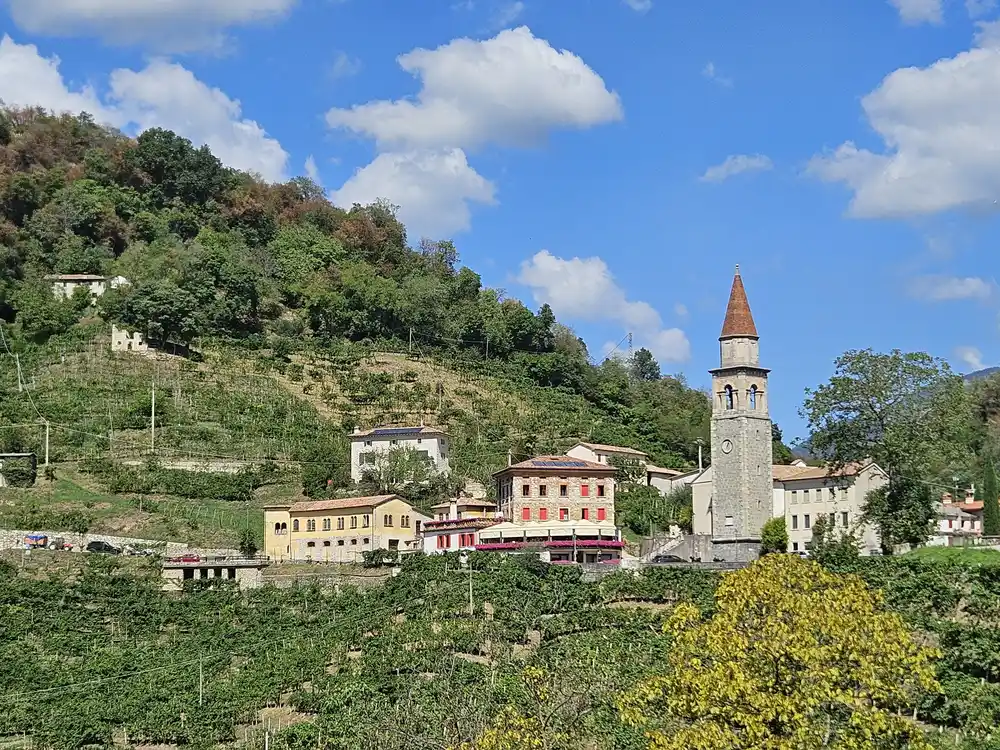 Il borgo di Rolle tra i vigneti
