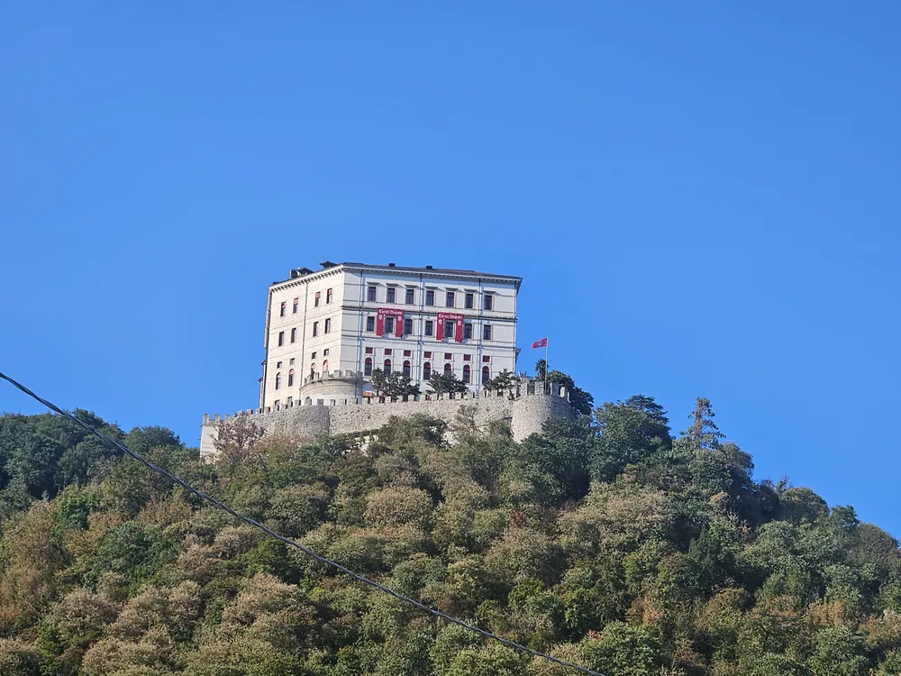 Castelbrando sulla collina sopra Cison