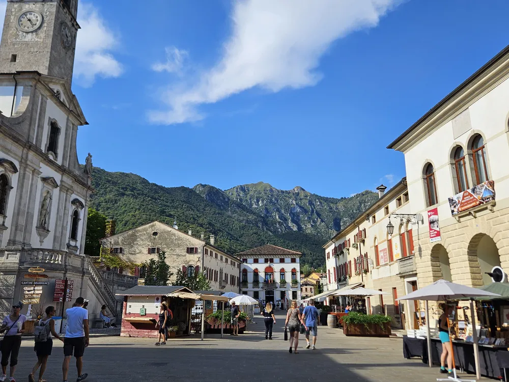 La piazza di Cison di Valmarino