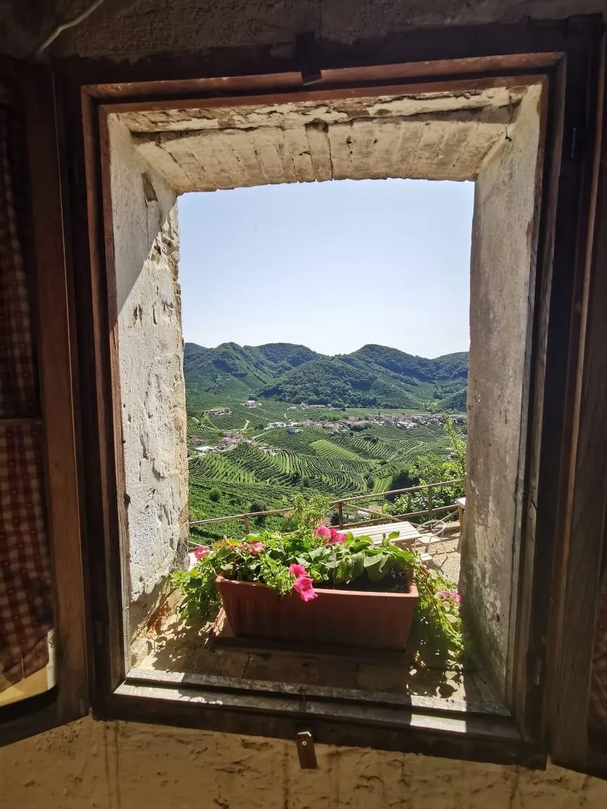Vista sulle colline da una finestra in pietra