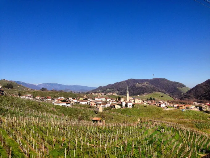 Il paese di Guia tra i vigneti in pendenza